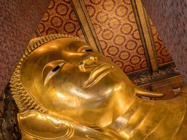 Das große Buddha-Gesetz in der Haupthalle von Wat Pho in Bangkok, Thailand.