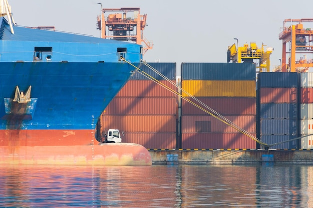 Das große Frachtcontainerschiff macht mit einem Seil am Hafen des Terminalcontainerhafens fest