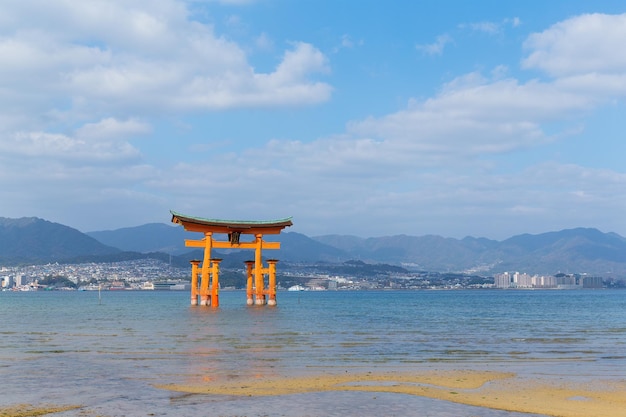 Das große Torii des Itsukushima-Schreins.