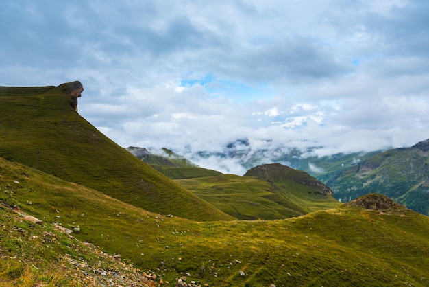 Das Großglockner Hochalpenstraßengebiet bei bewölktem Nebelwetter