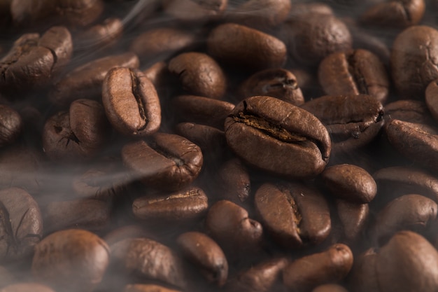 Das gute Gerucharoma der Kaffeebohnen, das am Morgen für aufwacht, wachen auf