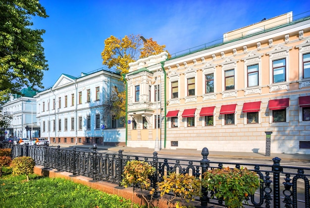 Das Haus des Kaufmanns Nikitin und der Botschaft von Kasachstan am Chistoprudny Boulevard Moskau