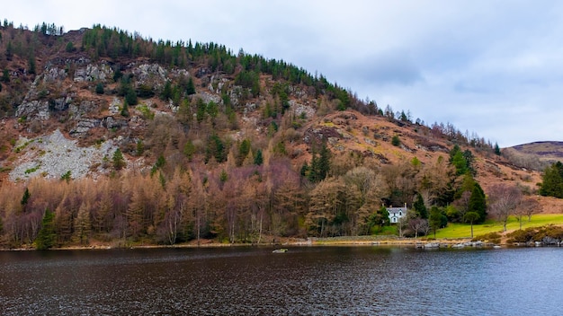 Foto das haus im wald in snowdonia, nordwales