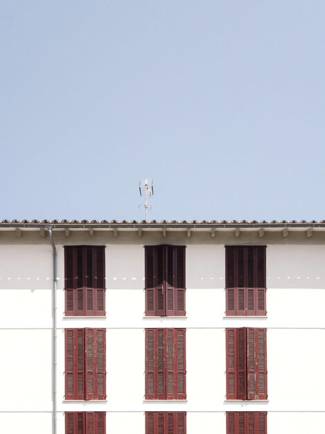 Das Haus mediterraner blauer Himmel