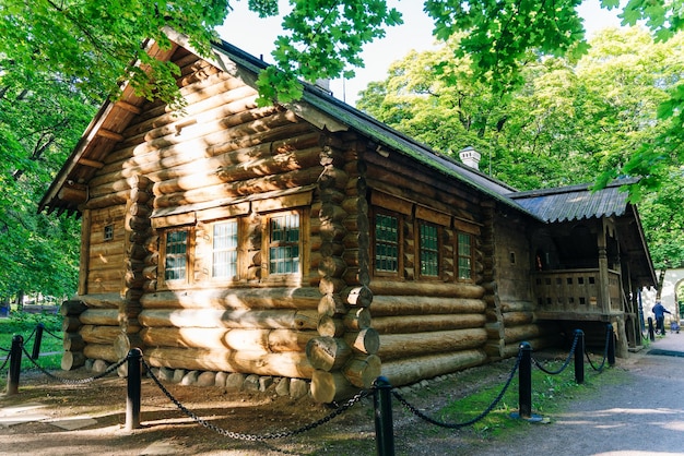 Das Haus von Peter dem Großen wurde 1702 im Kolomenskoye-Park in Moskau, Russland, gebaut.