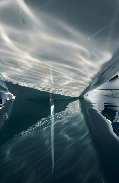 Das Heck des Segelbootes und die Ruderfeder im azurfarbenen Wasser reflektieren die Sonne auf glänzend