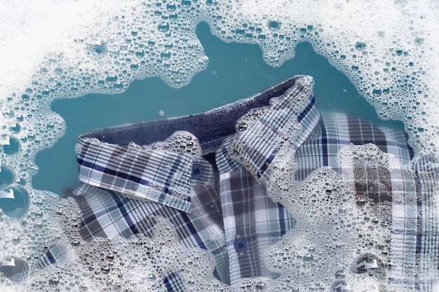 Das Hemd in Wasser mit Waschmittelpulver einweichen