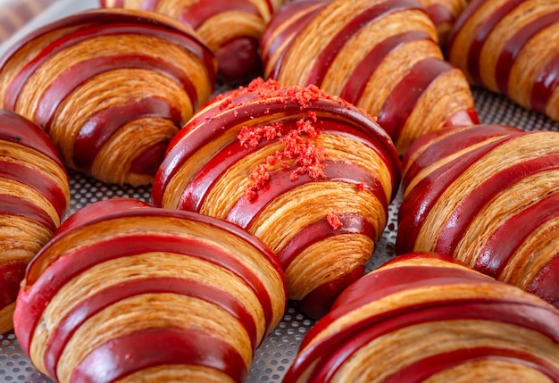 Das Himbeer-Croissant New bake ist morgens servierfertig.