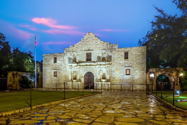 Das historische Alamo in der Dämmerung San Antonio Texas USA