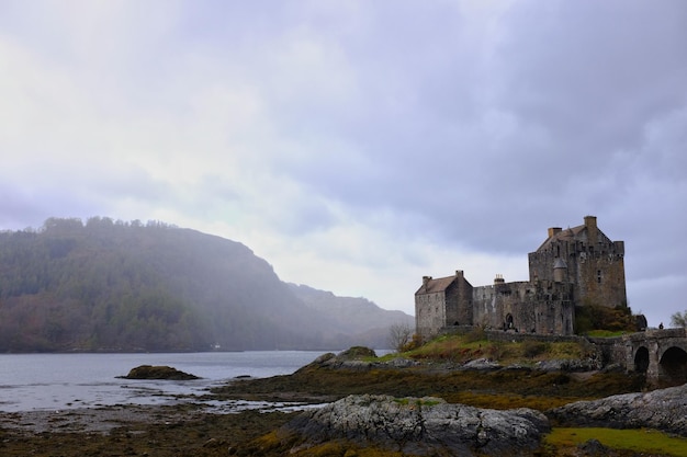 Foto das historische eilean-daran-schloss gegen den himmel