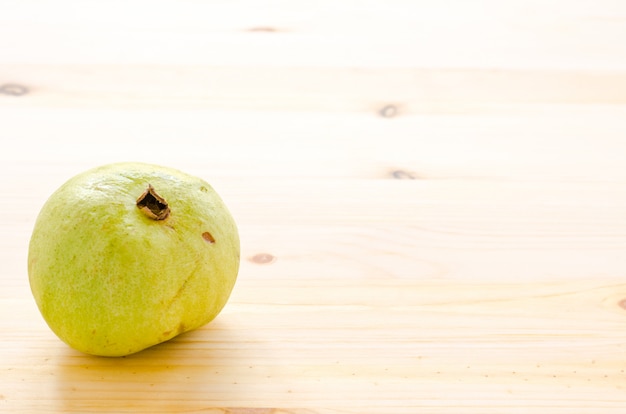 Das hohe Vitamin C der tropischen Frucht, frische Guaven auf hölzernem Hintergrund