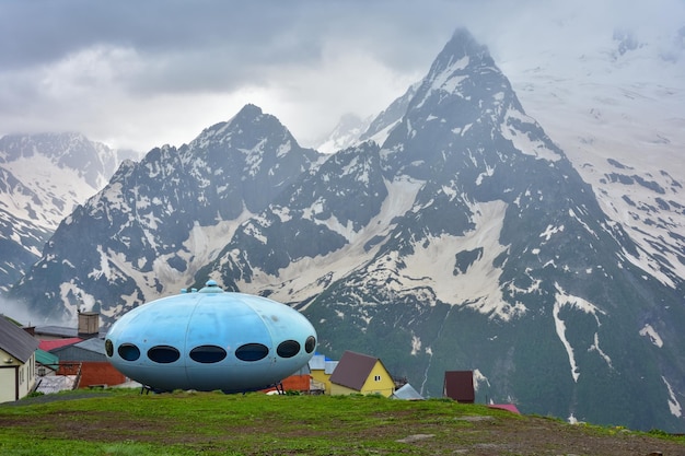 Das Hotel hat die Form einer fliegenden Untertasse auf dem Berg, einer fliegenden Untertasse in den Bergen, UFO