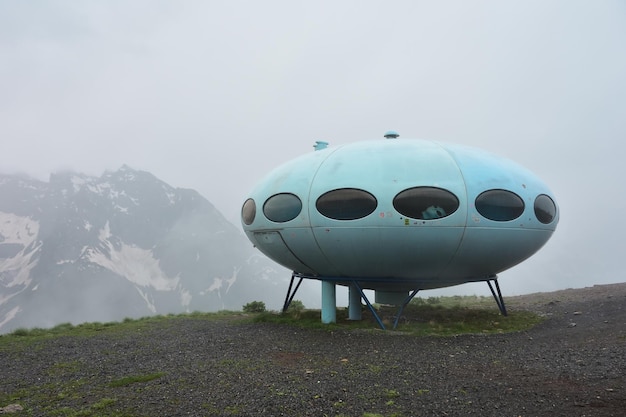 Das Hotel hat die Form einer fliegenden Untertasse auf dem Berg, einer fliegenden Untertasse in den Bergen, UFO