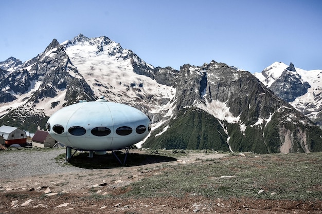 Das Hotel hat die Form einer fliegenden Untertasse auf dem Berg, einer fliegenden Untertasse in den Bergen