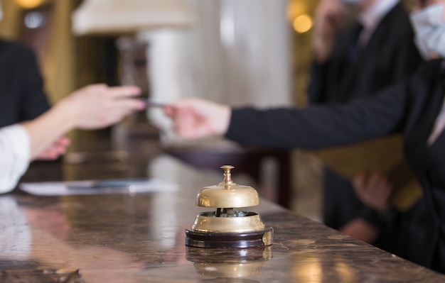 Das Hotelpersonal serviert Ihnen medizinische Masken