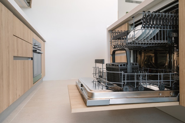 Das Innendesign in Villa, Haus, Haus, Wohnung und Apartment verfügt über einen Geschirrspüler in der Küche