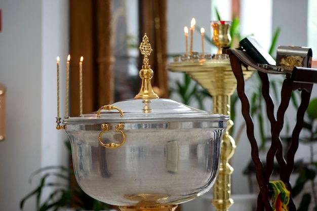 Foto das innere der kirche während der taufe eines kindes bad für die taufe