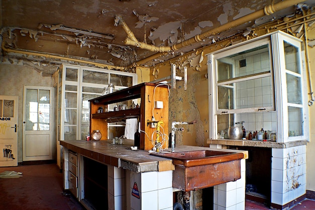 Das Innere der Küche in einem verlassenen Haus