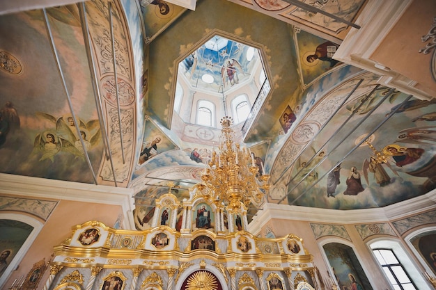 Das Innere der ländlichen russischen Kirche 1869