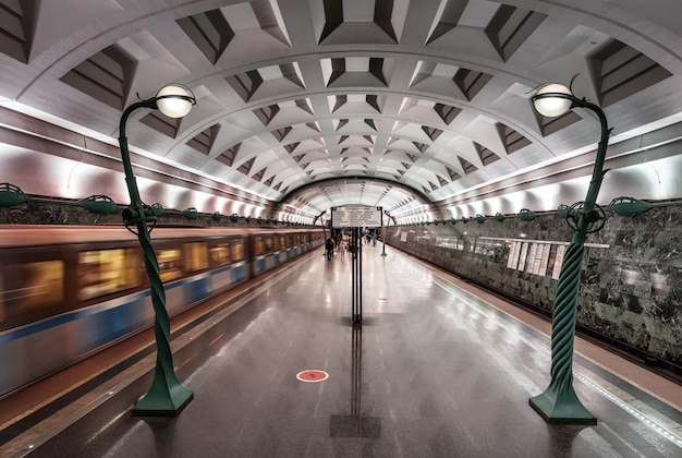 Das Innere der U-Bahn-Station Slavic Boulevard