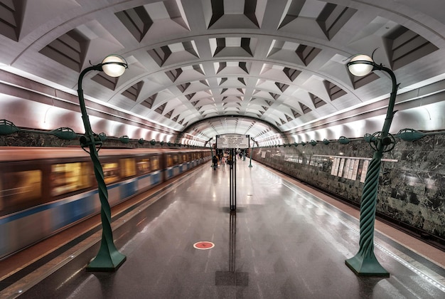 Foto das innere der u-bahn-station slavic boulevard