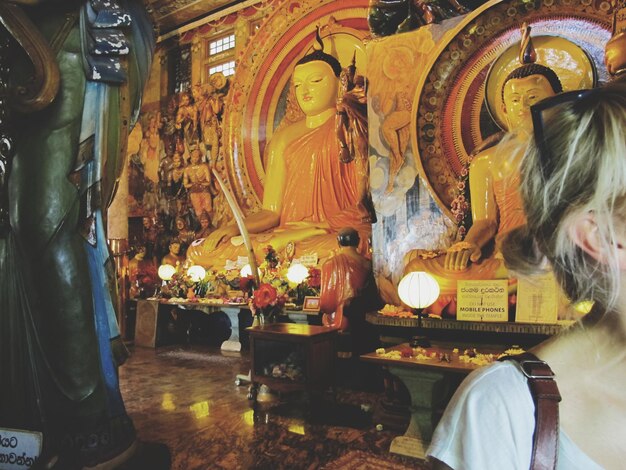 Das Innere des Buddha-Tempels