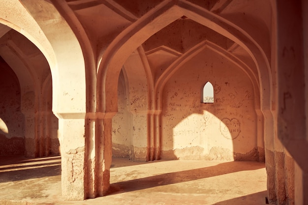 Das Innere des historischen Tempels in Hampi