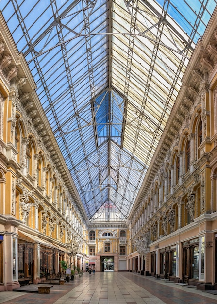 Das Innere des Innenhofs des Hotels Passage in Odessa, Ukraine