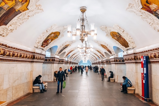 Das Innere einer alten schönen U-Bahnstation in Moskau und eine Menschenmenge