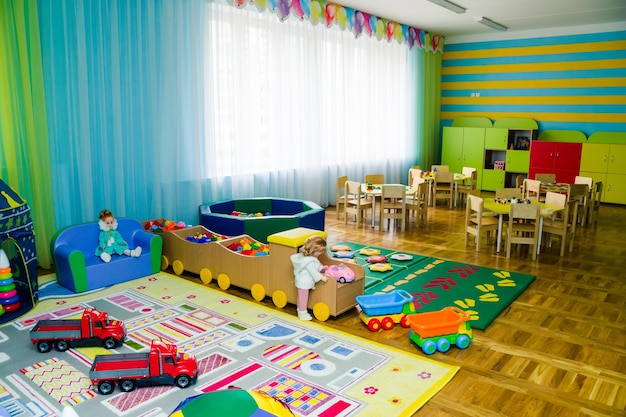 Das Innere einer Gruppe in einem Kindergarten mit vielen Spielsachen, Lernspielen und hellen Möbeln Minsk Weißrussland 10. April 2022