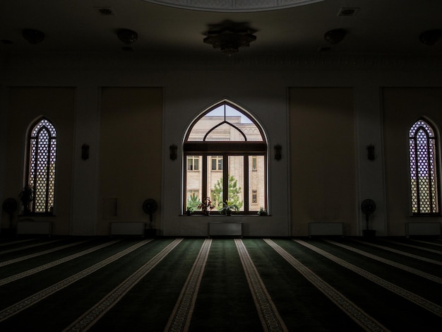 Das Innere einer leeren Moschee