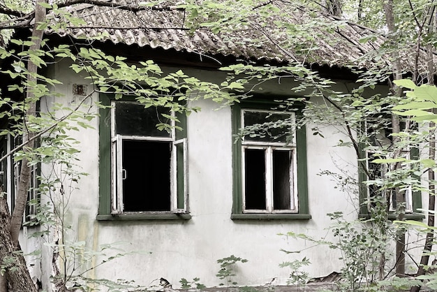 Das Innere eines Gebäudes, das nach Feindseligkeiten, Bränden und Unfällen in der Ukraine zerstört wurde, zerbrochene Fenster