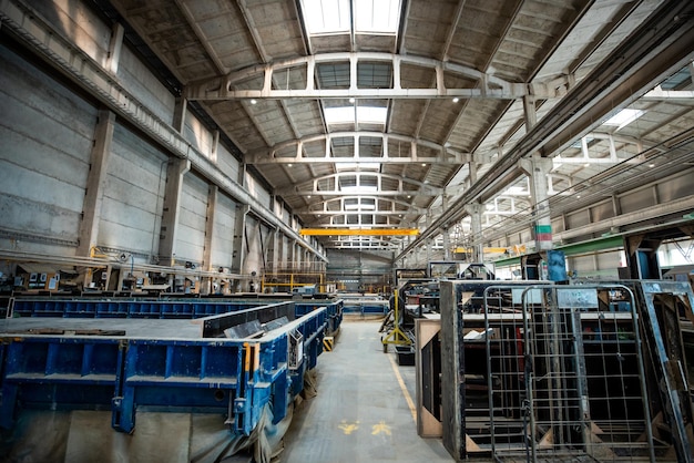 Das Innere eines großen Industriegebäudes oder einer Fabrik mit Stahl- und Betonkonstruktionen