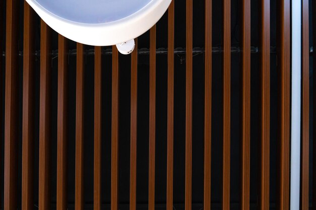 Das Innere eines Restaurants oder Cafés Schöne Deckengestaltung in einer neuen Mietwohnung Holzverkleidung an der Decke und große runde Lampen