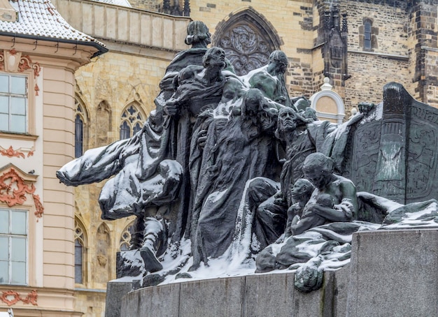 Das Jan-Hus-Denkmal in Prag