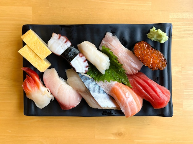 Das japanische Premium-Sushi-Set auf schwarzem Teller mit Wasabi