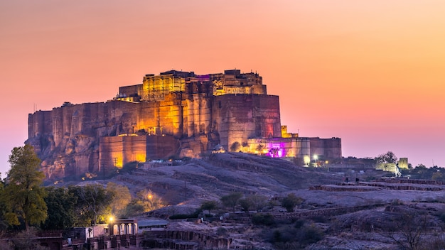 Das Jaswant Thada und Mehrangarh Fort im Hintergrund bei Sonnenuntergang. Das Jaswant Thada ist ein Kenotaph in Jodhpur. Es wurde für die Einäscherung der königlichen Familie Marwar, Jodhpur, verwendet. Rajasthan, Indien