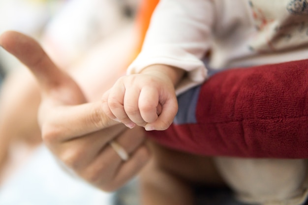 Foto das junge baby ist bei den eltern sicher