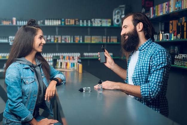 Das junge Mädchen kam in den Vape-Laden und suchte sich Vape aus.