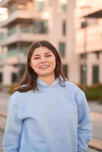 Foto das junge mädchen trägt ein hellblaues kapuzenpullover mit blauem kapuzenpullover