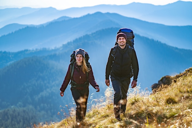 Das junge Paar geht auf den Berg