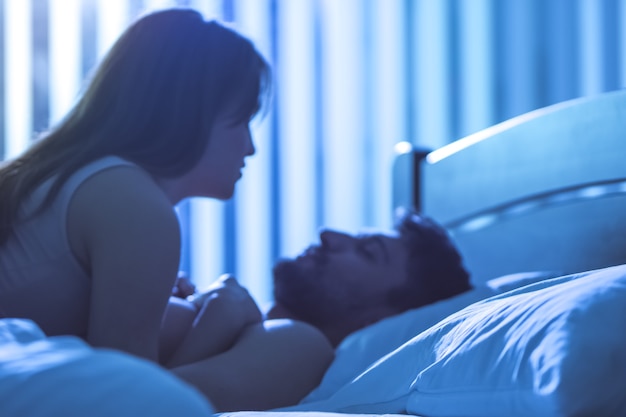 Das junge Paar hat Sex im Bett. Nachtzeit