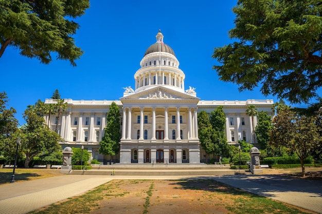 Das Kapitolgebäude des kalifornischen Staates an einem sonnigen Tag in Sacramento