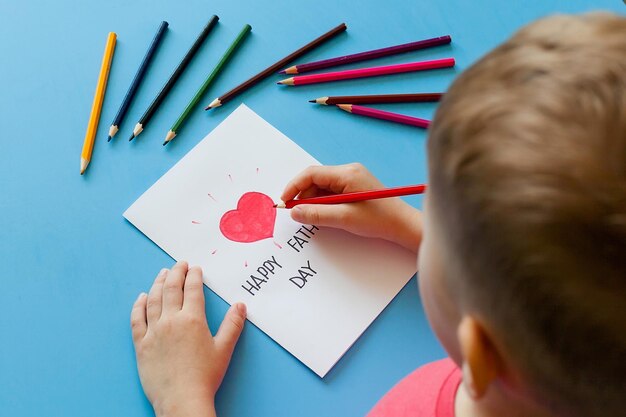 Das Kind bastelt aus Papierbooten Grußkarte zum Vatertag Basteln für Kinder