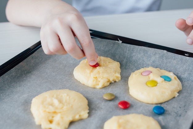 Das Kind bereitet hausgemachte Weihnachtsplätzchen zu