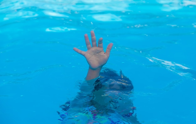 Das Kind ertrinkt im Meer. Selektiver Fokus. Kind,