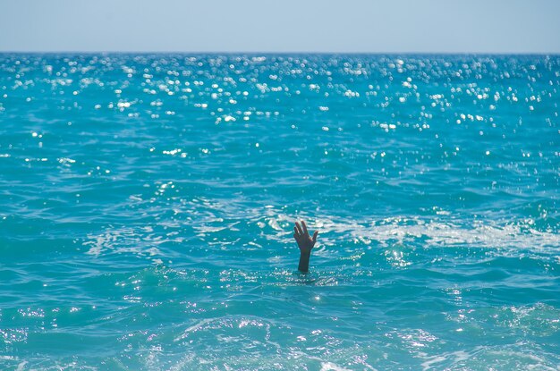 Das Kind ertrinkt im Meer. Selektiver Fokus.