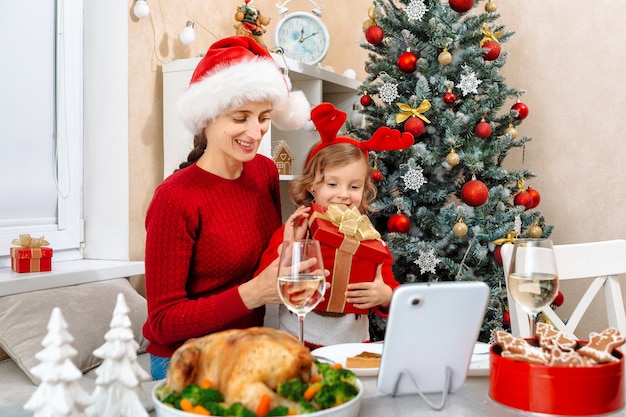 Das Kind hat zu Weihnachten ein Geschenk von seinem Vater bekommen, der Vater sieht ihre Emotionen bei einem Videoanruf