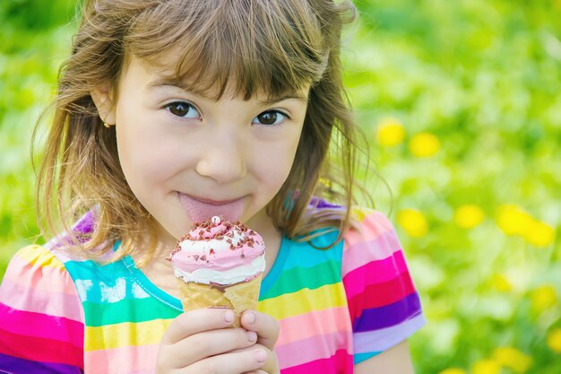 Das Kind isst Eis. Selektiver Fokus