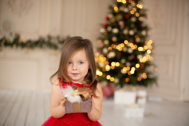 Das Kind ist aufgeregt und bereit, Weihnachten zu feiern
